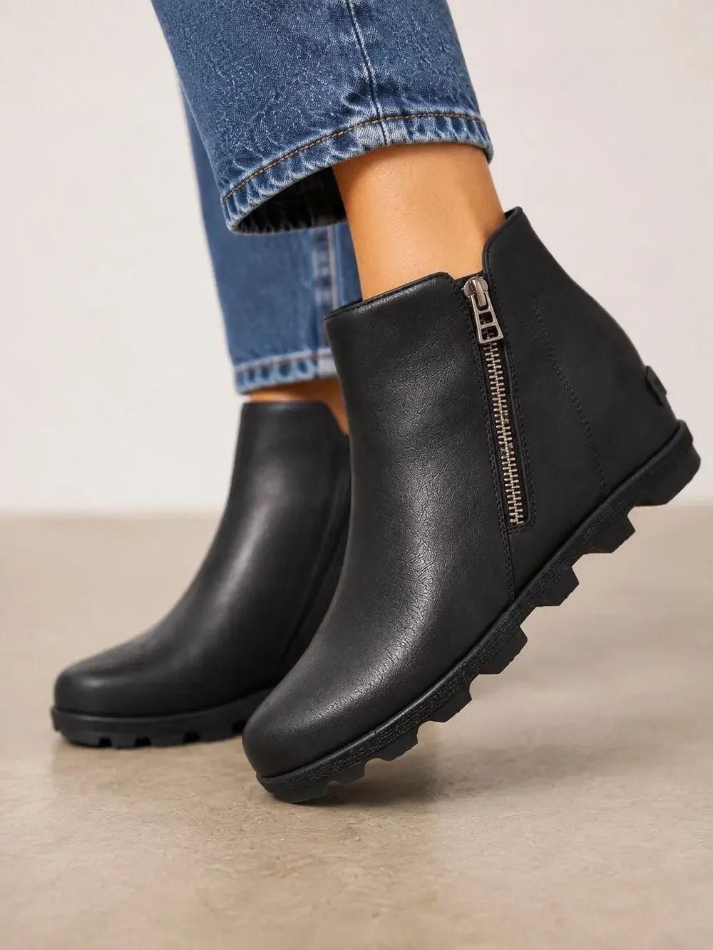 Sorel Women's SZ 11 Joan Of Arctic Wedge 11 Zip Bootie In Black Leather